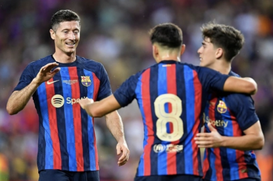  Barca bán cả cỏ sân vận động Camp Nou để có thêm thu nhập