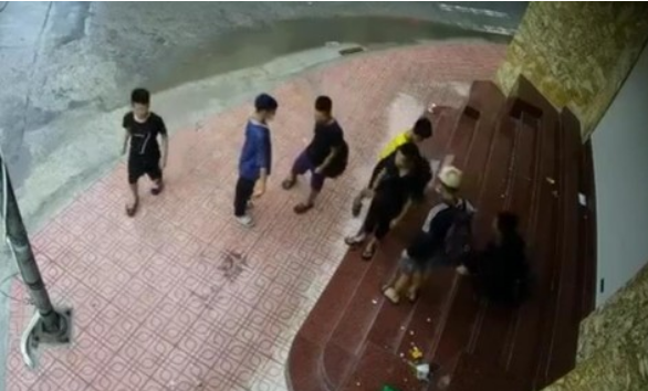 Truy tìm nhóm đối tượng chém người đi đường, cướp tài sản tại Hà Nội