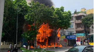 Hà Nội: Cháy lớn thiêu rụi cửa hàng máy tính trên phố Hồ Tùng Mậu