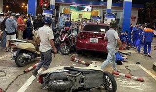 Hà Nội: Ô tô 4 chỗ lao vào cây xăng trên đường Láng, 8 người bị thương