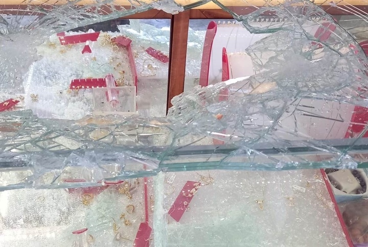 Truy bắt đối tượng cầm cuốc đập bể tủ kính, cướp tiệm vàng ở Quảng Nam