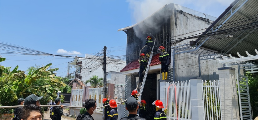 Nỗ lực tìm kiếm 3 mẹ con mắc kẹt trong vụ cháy nhà tại Ninh Thuận