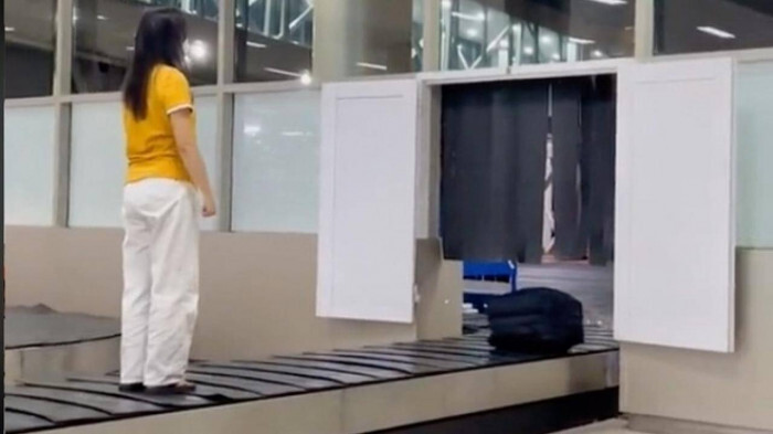 Danh tính nữ hành khách đứng trên băng chuyền hành lý sân bay để quay clip