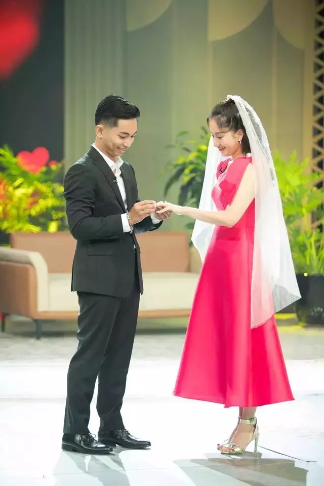 Khánh Thi gây bất ngờ khi mời tình cũ 11 năm dự đám cưới