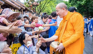 Quảng Ninh yêu cầu chùa Ba Vàng gỡ clip sớt bát cúng dường nhận tiền gây phản cảm