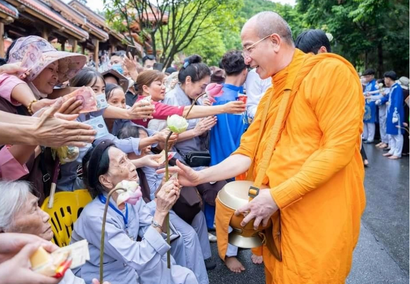 Quảng Ninh yêu cầu chùa Ba Vàng gỡ clip sớt bát cúng dường nhận tiền gây phản cảm