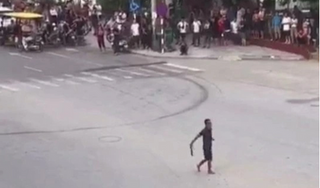 Cả trăm người theo công an vây bát thanh niên cầm hung khí náo loạn đường phố Sầm Sơn