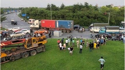Hà Nội: Xe tải cẩu gây tai nạn liên hoàn, một người tử vong thương tâm