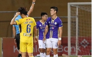 Trọng tài mắc sai sót trận HAGL – Hà Nội không được làm nhiệm vụ ở vòng 13 V.League