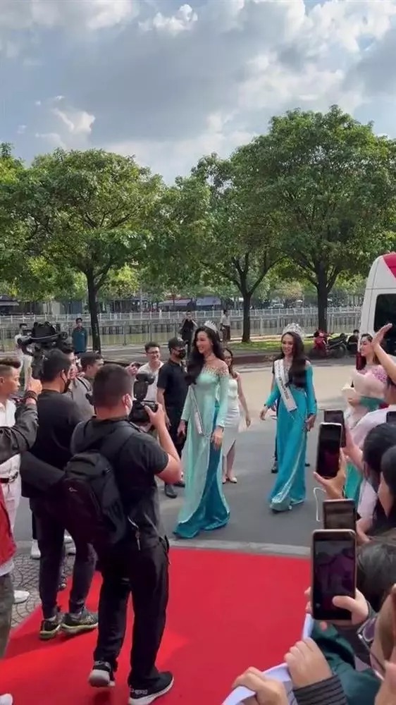 Á hậu Bảo Ngọc nói gì về hành động cố tình lấn lướt Hoa hậu Mai Phương