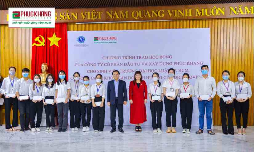 Phuc Khang Corporation trao tặng 100 suất học bổng cho các sinh viên Trường Đại học Luật TP.HCM