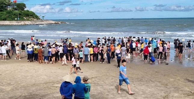 Rủ nhau đi tắm biển, hai học sinh bị sóng cuốn mất tích ở Nghệ An