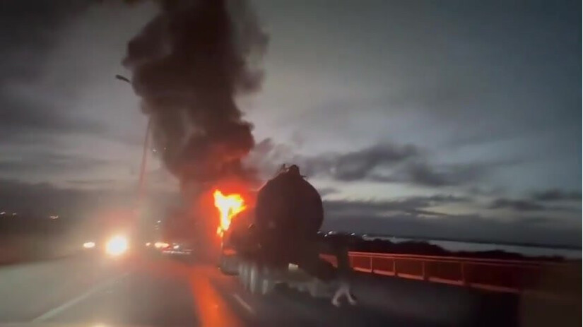 Xe bồn cháy ngùn ngụt trên cầu Phú Mỹ, giao thông ùn tắc kéo dài