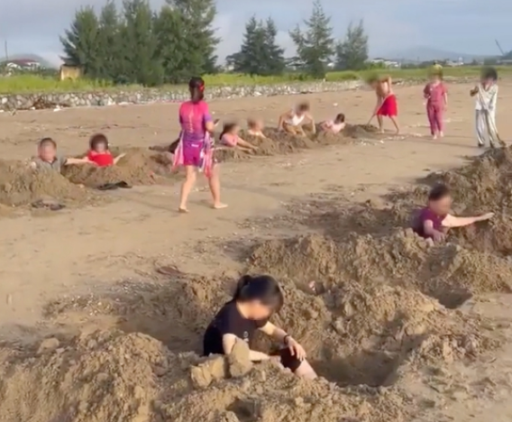 Nhóm du khách đào hố như huyệt mộ trên bãi biển Cửa Lò để tắm cát gây xôn xao dư luận