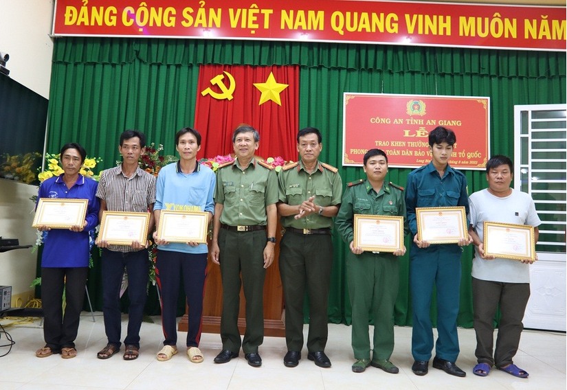 Khen thưởng 6 cá nhân cứu 40 người bơi qua sông trốn khỏi casino ở Campuchia về Việt Nam