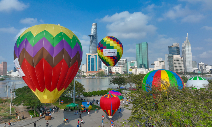 TP Hồ Chí Minh: Thả khinh khí cầu kéo đại kỳ 1.800m2 mừng Quốc khánh 2/9