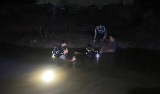 Thanh niên nhảy cầu tự tử, trôi được 20m thì lên bờ về nhà ngủ để cứu hộ tìm kiếm nhiều giờ