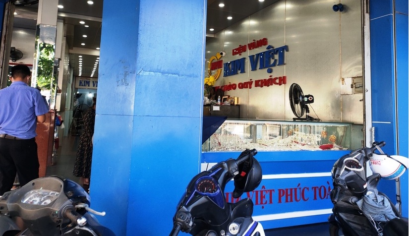 Bắt kẻ nghi ngáo đá dùng búa đập vỡ tủ kính tiệm vàng ở Quảng Nam