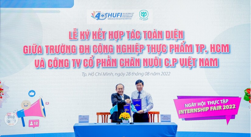 PGS.TS. Nguyễn Xuân Hoàn – Hiệu trưởng nhà trường (bên phải) HUFI và ông Bùi Trọng Phú - Phó Tổng Giám Đốc Công ty Cổ phần Chăn nuôi C.P Việt Nam (bên trái) cùng thực hiện ký kết hợp tác