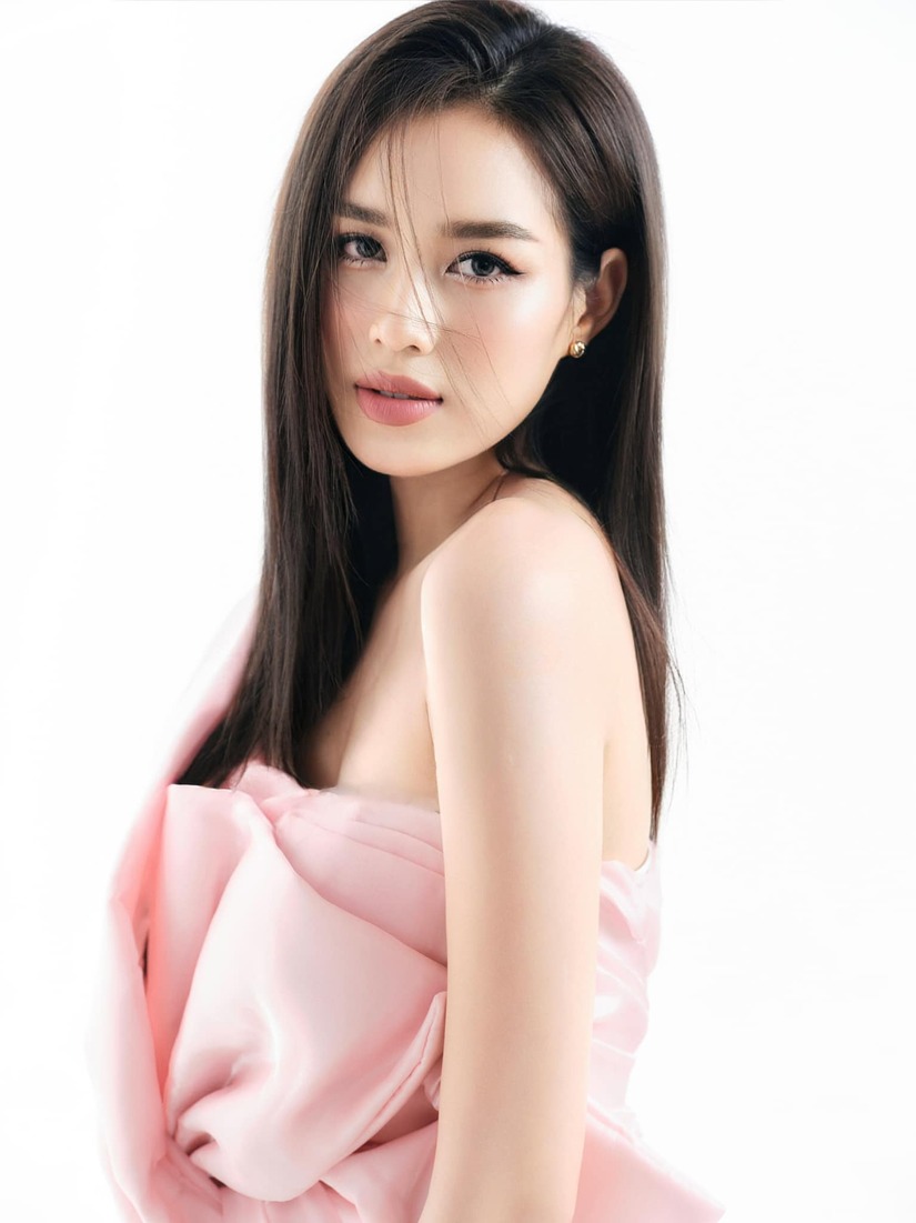 Hoa hậu Đỗ Thị Hà ghi điểm nhờ hành động đẹp trước Trung thu