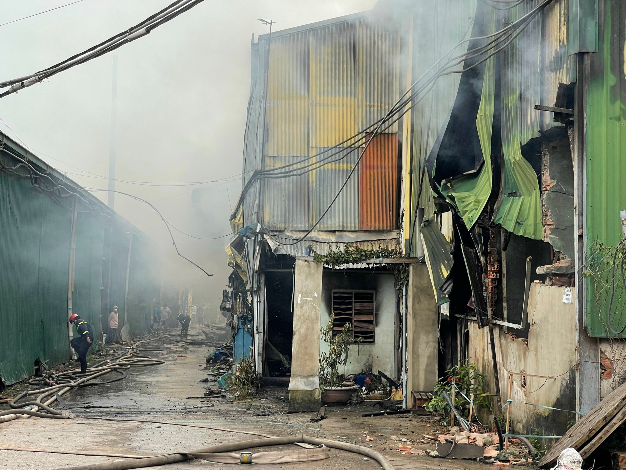 Cháy nhiều xưởng gỗ ở Đồng Nai: Điều động 10 xe, hơn 100 cảnh sát tham gia chữa cháy