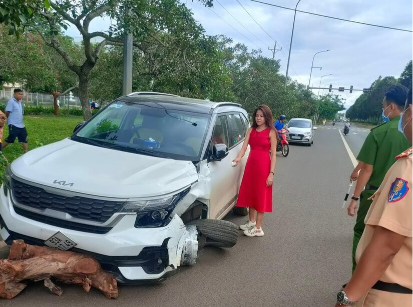 Phạt 70 triệu đồng, tước giấy phép lái xe nữ tài xế lái ô tô bỏ chạy sau khi gây tai nạn