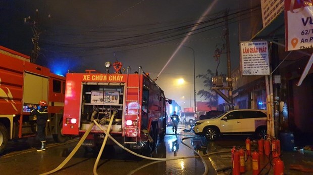 Quán karaoke cháy lớn trong đêm, ít nhất 7 người thương vong