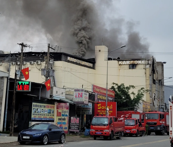 Hàng chục người tử vong trong vụ cháy quán karaoke ở Bình Dương