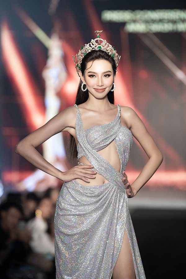 Hoa hậu Thùy Tiên bị réo tên vụ đường dây bán dâm, công ty quản lý làm việc với luật sư