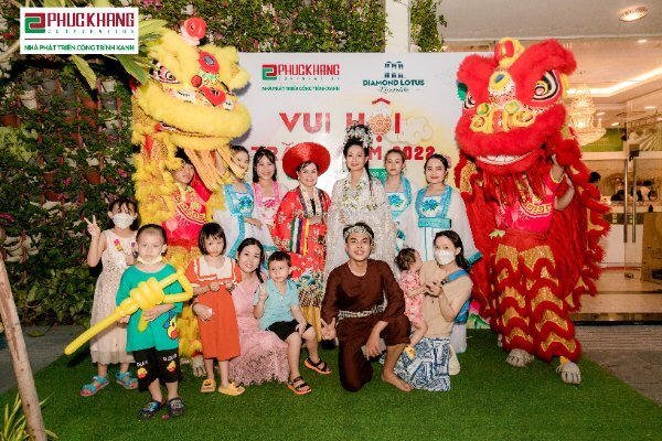 Tiết mục múa Lân trong chương trình “Vui hội Trăng rằm 2022” mang đến trải nghiệm thích thú cho các bé thiếu nhi và gia đình cư dân tại Diamond Lotus Riverside (49C Lê Quang Kim, Phường 8, Quận 8, TP.HCM).