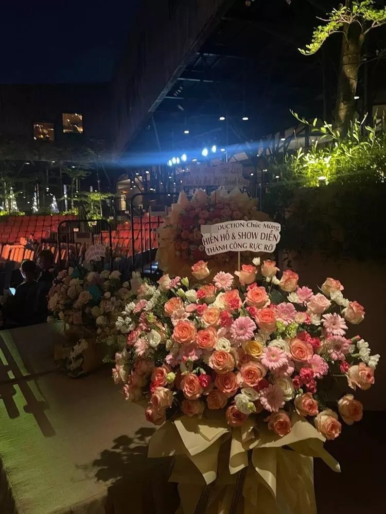 Hiền Hồ chính thức trở lại showbiz, dàn sao Việt gửi hoa chúc mừng