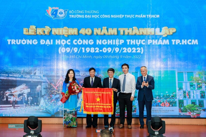 Thứ trưởng Bộ Công Thương Trần Quốc Khánh trao tặng Cờ thi đua của Chính phủ cho Trường Đại học Công nghiệp Thực phẩm TPHCM (HUFI).