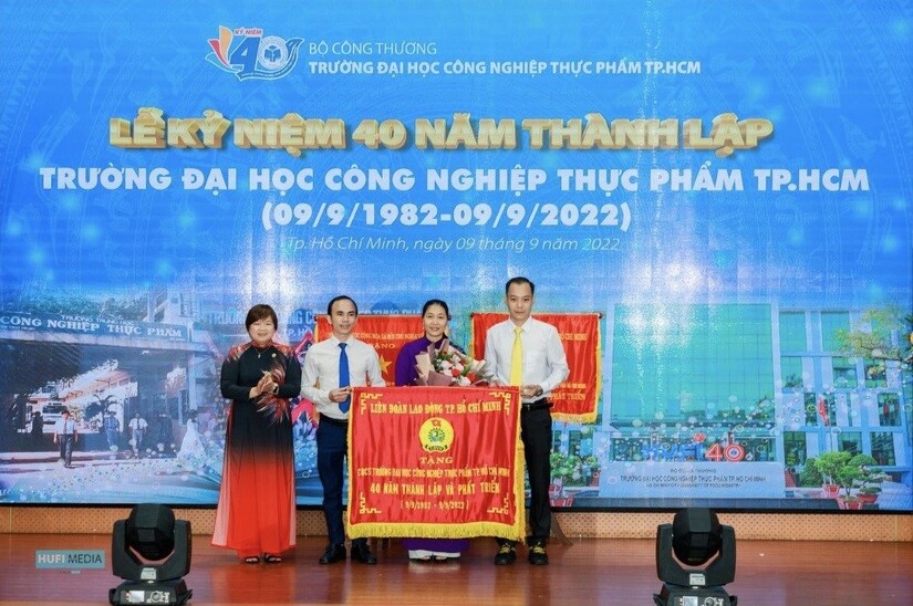 Trao cờ truyền thống của LĐLĐ và cờ Thị đua của Công đoàn Công thương Việt Nam cho Công đoàn HUFI