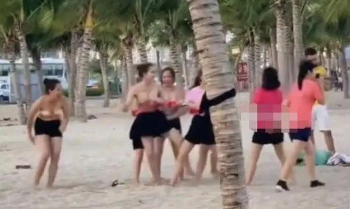 Vụ nhóm phụ nữ hở bạo trên bãi biển ở Quảng Ninh Công an làm việc với admin đăng clip, hình ảnh