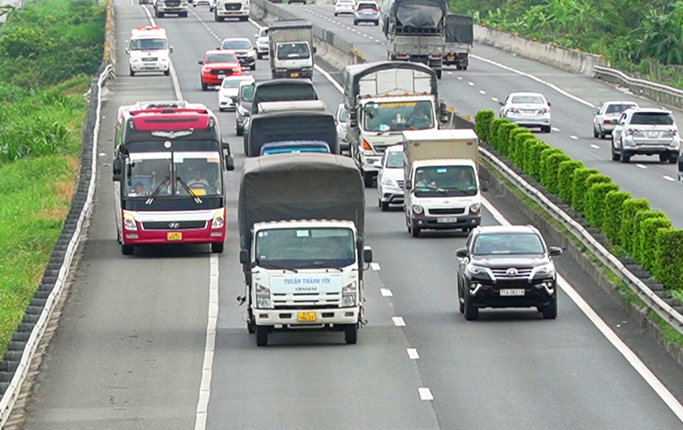 Hơn 1.000 tài xế bị xử phạt do đi vào làn khẩn cấp trên cao tốc