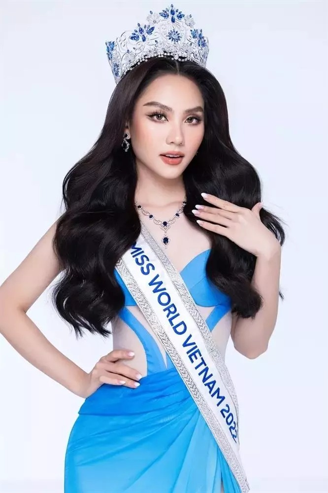 Hoa hậu Mai Phương đấu giá vương miện thật sau 1 tháng đăng quang