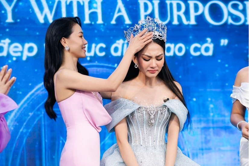 Hoa hậu Mai Phương được tặng lại vương miện sau khi đấu giá 3 tỷ gây tranh cãi