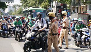Chủ tịch Hà Nội nghiêm cấm việc 'can thiệp, tác động' vào việc xử lý người vi phạm giao thông