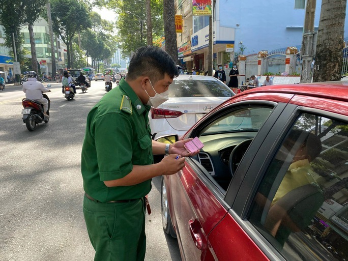 Nhân viên thu phí đỗ ô tô ở lòng đường TP HCM bị hành hung khiến mặt biến dạng