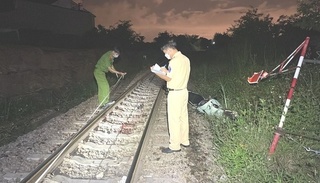 Người đàn ông bị tàu tông tử vong do cố vượt đường sắt khi rào chắn đã hạ