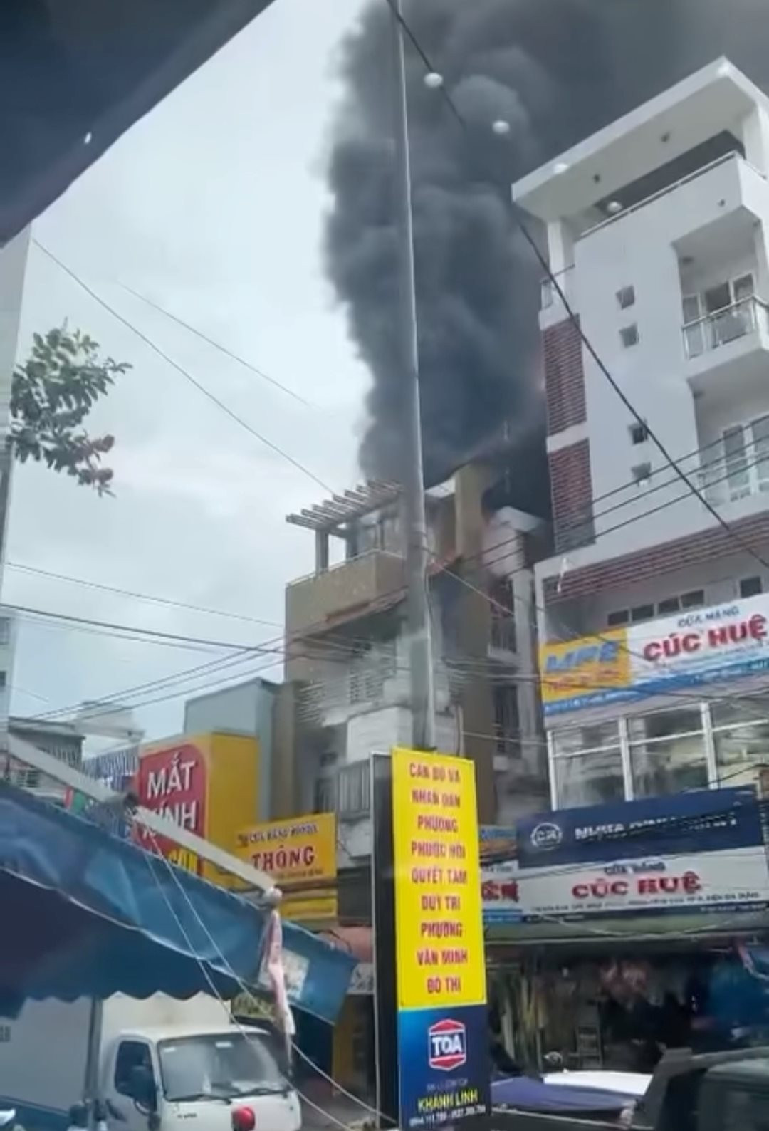 Cháy lớn tại cửa hàng phụ tùng xe máy ở Bình Thuận, lửa bốc lên ngùn ngụt