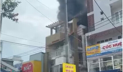 Cháy lớn tại cửa hàng phụ tùng xe máy ở Bình Thuận, lửa bốc lên ngùn ngụt
