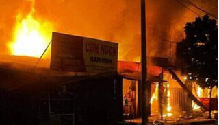 Hé lộ nguyên nhân vụ cháy lớn thiêu rụi dãy nhà tạm ở Hà Nội