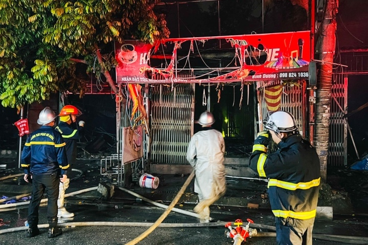 Hé lộ nguyên nhân vụ cháy lớn thiêu rụi dãy nhà tạm ở Hà Nội