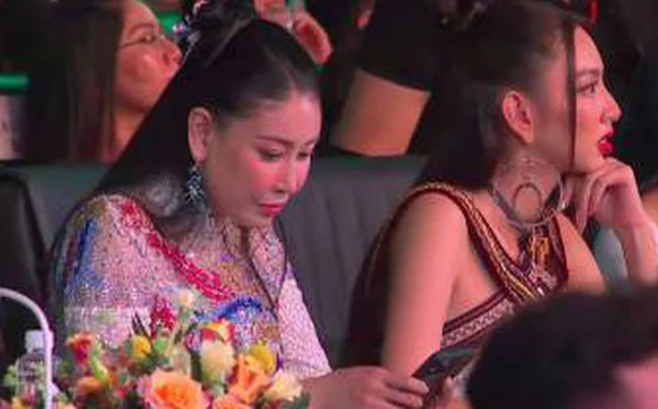 Chấm thi Hoa hậu, Hà Kiều Anh ngồi bấm điện thoại cành cạch khiến dân tình bức xúc 