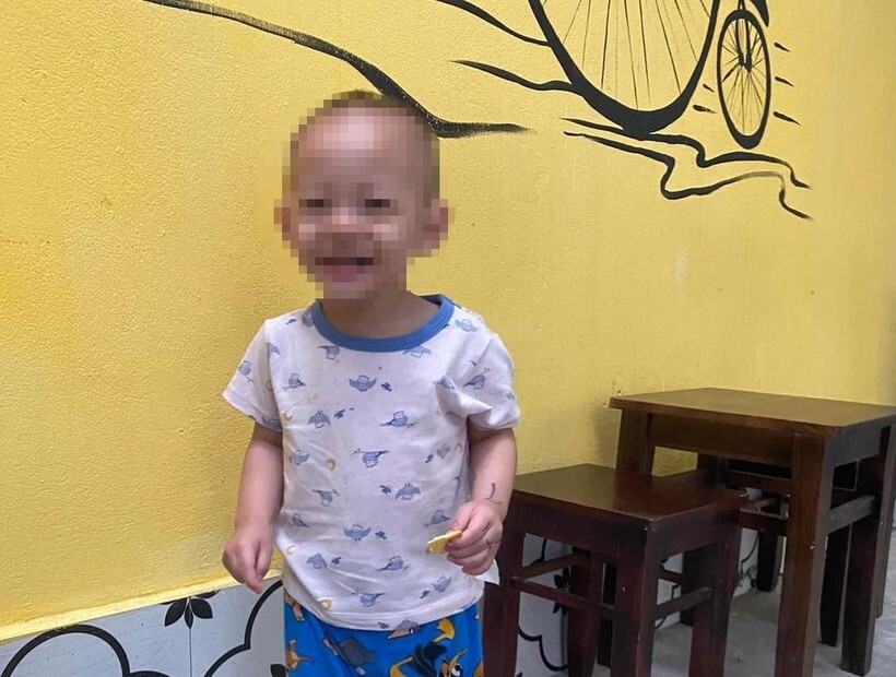 Bé trai 2 tuổi bị bỏ rơi lúc rạng sáng ở Hà Nội