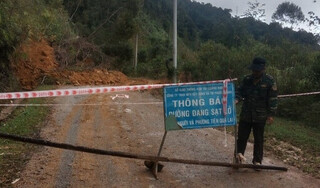 Khoảng 6.000 người dân ở Quảng Nam bị cô lập do sạt lở đất