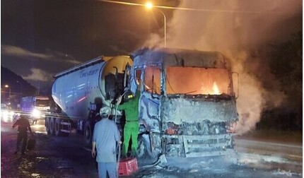 Bình Thuận: Xe khách đâm đuôi xe bồn trên QL1, 9 người bị thương