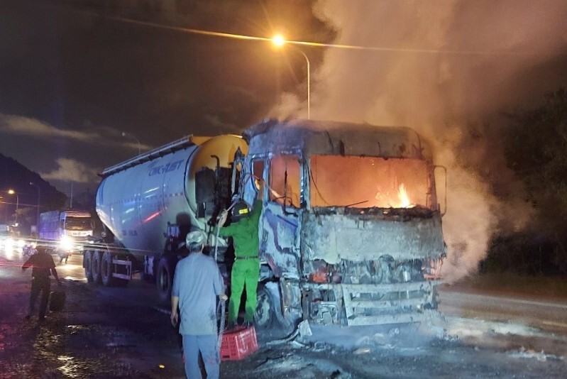 Xe khách đâm đuôi xe bồn vừa bốc cháy ở Bình Thuận, 9 người bị thương