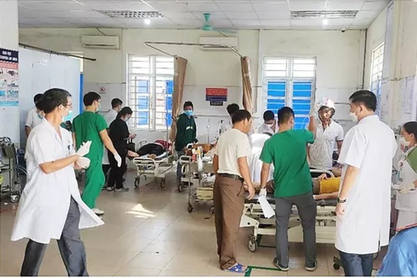 Nghệ An: Xe chở công nhân va chạm xe đầu kéo khiến hơn 20 người nhập viện